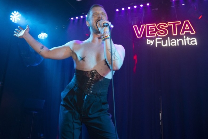 Tina X, artista queer: “Sólo soy una persona con unos pantalones, corpiño y los pezones tapados cantando sus canciones”