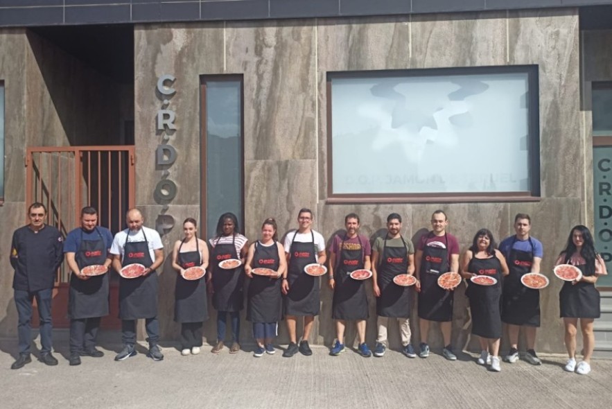 Hosteleros y futuros profesionales se han formado a lo largo del mes de junio en el arte del corte de jamón a cuchillo