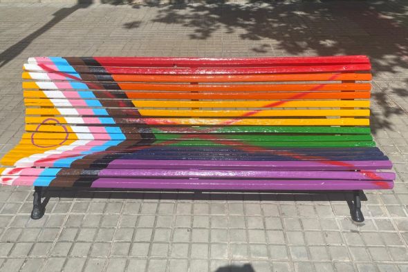Nuevas pintadas en los bancos pintados con la bandera inclusiva LGTBIQ+