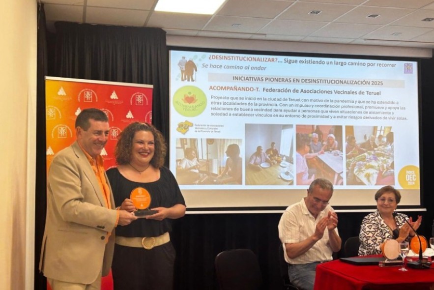 La Federación de Asociaciones Vecinales y Culturales de Teruel (FAVCT) recibe el reconocimiento por su proyecto Acompañando-T en los Premios Índice DEC 2024