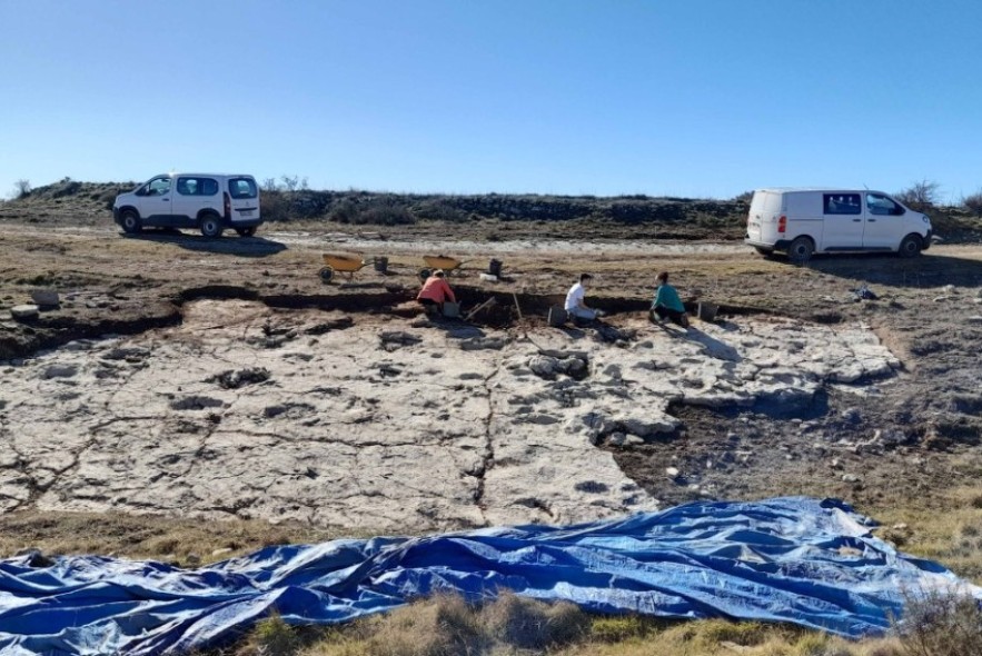 La Fundación Dinópolis descubre más de 250 huellas de saurópodos, ornitópodos y terópodos.en Ababuj
