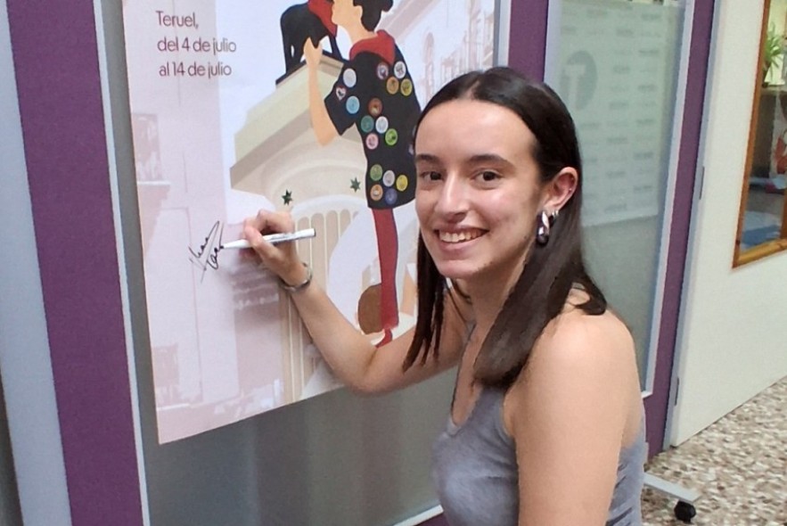 Mara Tena, autora del cartel anunciador: “Para mí la puesta  del pañuelo es el momento que más representa la Vaquilla”