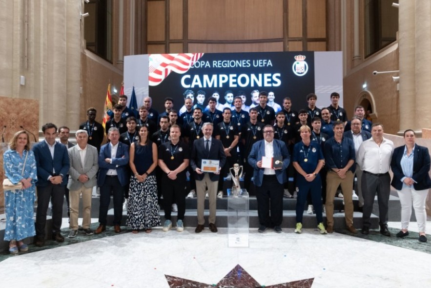 La selección aragonesa recibe la Medalla al Mérito Deportivo por su logro en la Copa Regiones