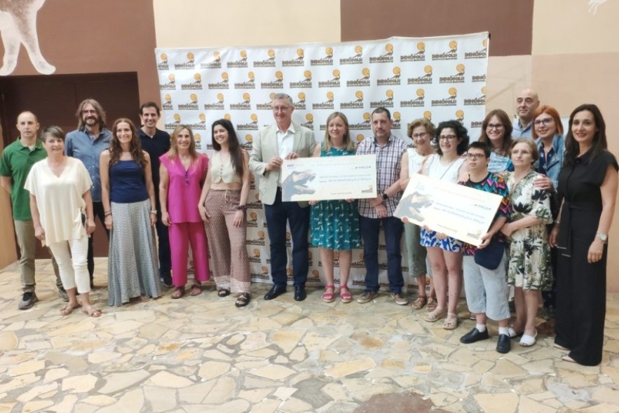 Dinópolis entrega más de 28.000 euros a las asociaciones beneficiarias de sus XV Jornadas Solidarias.