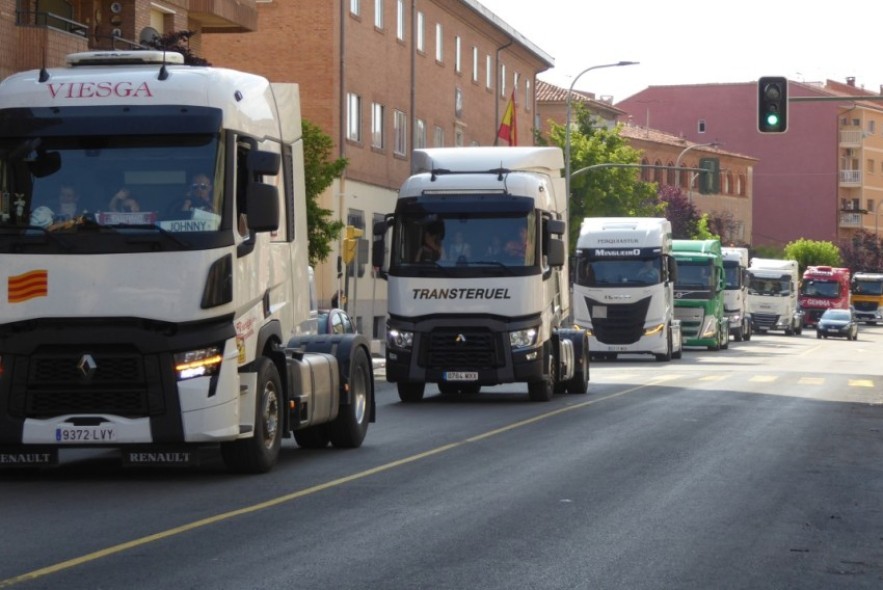 Los camioneros hacen música con  sus bocinas para celebrar a su patrón