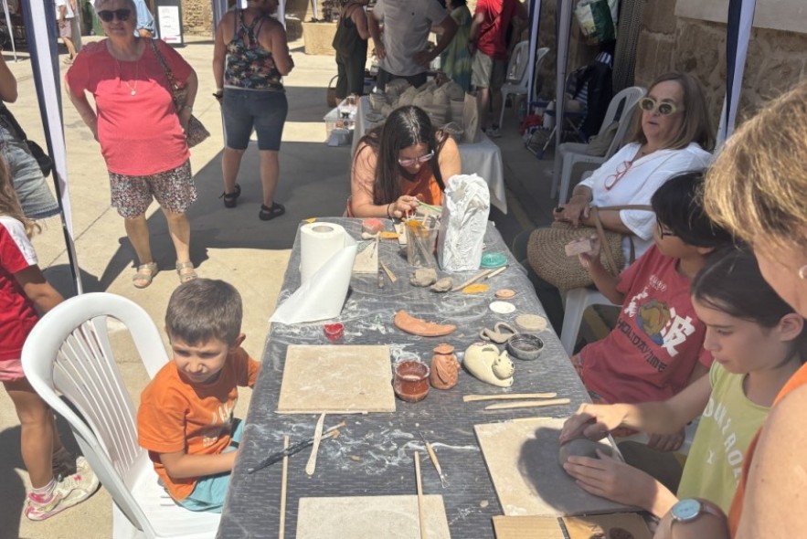 Torre del Compte acogió este sábado la IV Feria de la Cerámica y el Grabado