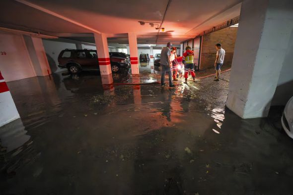 Una fuerte tromba de agua y granizo  inunda garajes y varias calles en la capital