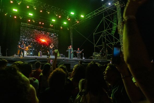 Camela encandila al público y no se olvida de  la historia de los Amantes