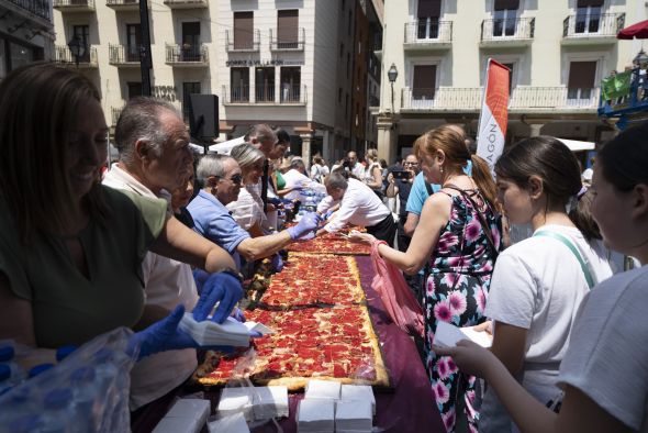 Los turolenses acuden al Torico a degustar  el tradicional regañao gigante