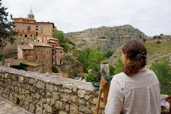 Los alumnos del Curso de Pintura de Paisaje experimentan con la materia en Albarracín
