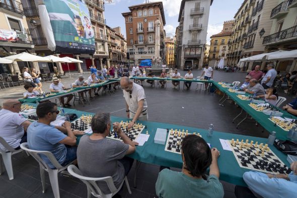 El Club Ajedrez Teruel organizó una exhibición de partidas simultáneas con el maestro Claudio Minzer