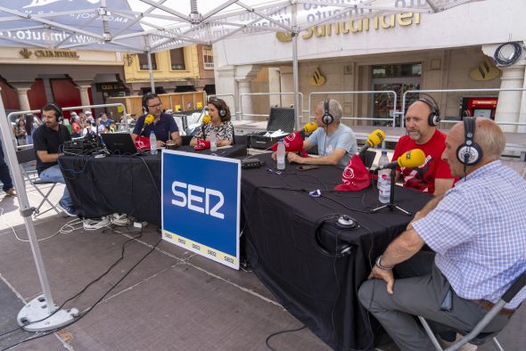 La cadena SER saca sus programas a la calle y por la noche, fiesta de los 40