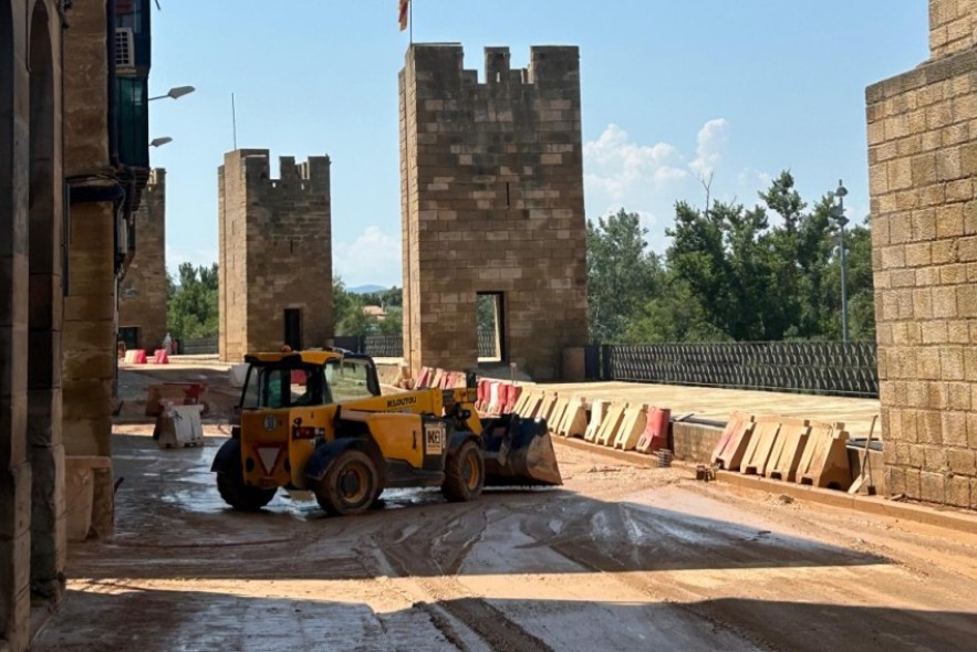 Una tormenta inunda los Torreones de la calle Muro de Santiago en Alcañiz