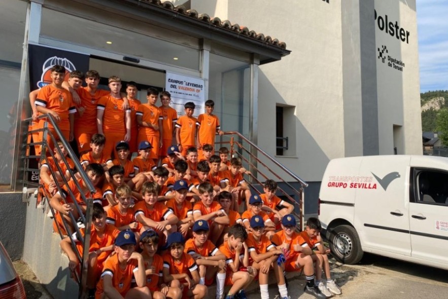 Las leyendas del Valencia CF siembran valores y fútbol en Alcalá de la Selva