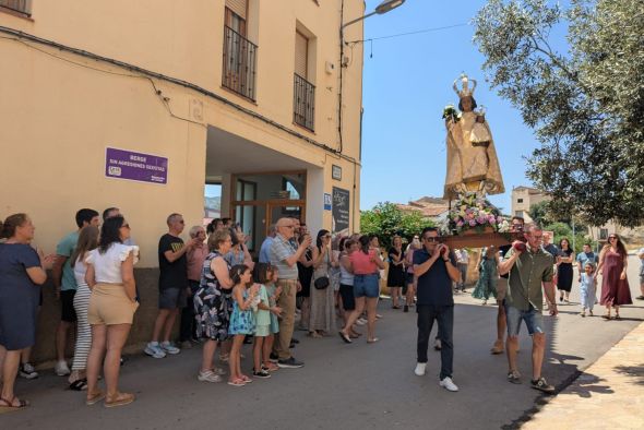 Berge celebra sus fiestas patronales por primera vez con una romería hasta la ermita