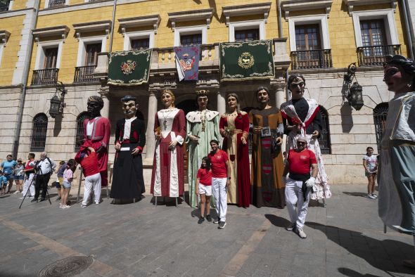 Los gigantes y cabezudos vuelven a llenar las calles  del centro de niños turolenses