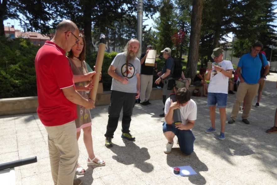 Cámaras oscuras hechas de cartón enseñan a contemplar los eclipses de Sol de forma segura