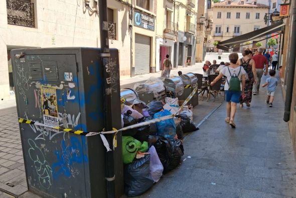 Denuncian la acumulación de basura junto a los contenedores soterrados del Centro Histórico