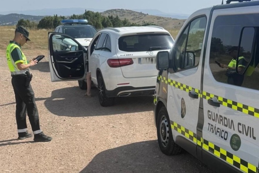 La Guardia Civil de Teruel investiga a un conductor por circular con un vehículo careciendo de permiso y a la titular del vehículo y acompañante por permitirlo