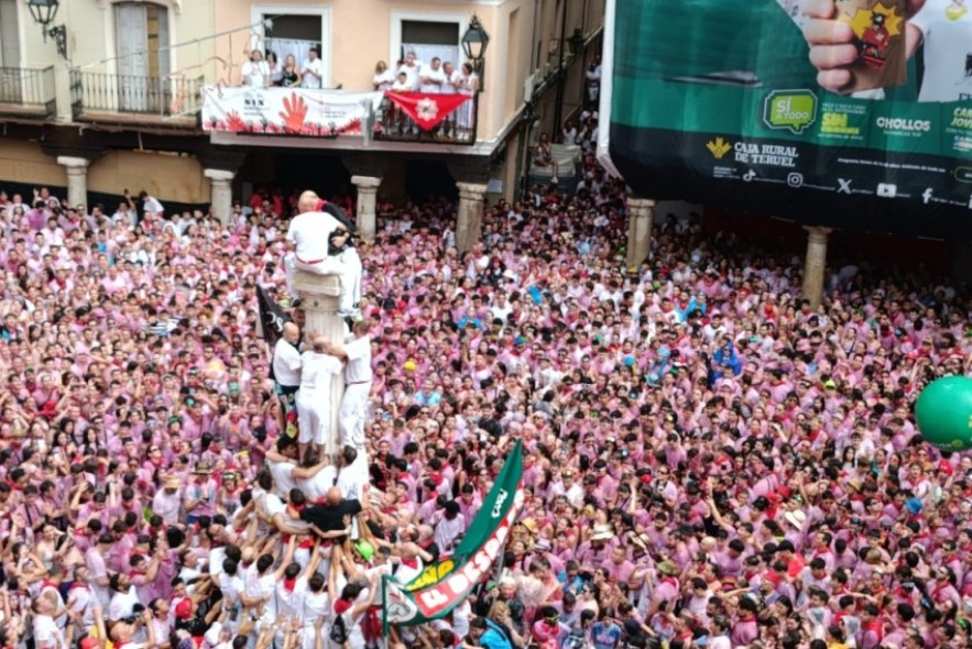 Miguel Ángel Pérez y Segundo Pascual visten al Torico de rojo y la fiesta se desata en la ciudad
