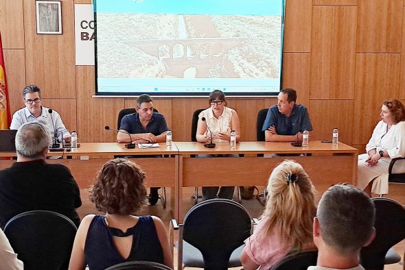 La vía del carbón y los áridos paisajes son localizaciones de cine en el Bajo Martín