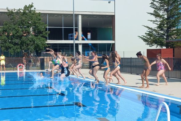 El reto Mójate por la Esclerosis Múltiple en Teruel llegó a los  7,5 kilómetros con 50 nadadores