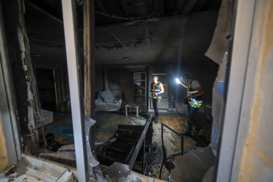 Dos educadores heridos en el incendio del centro de menores de la calle Comadre de Teruel, que ha sido provocado