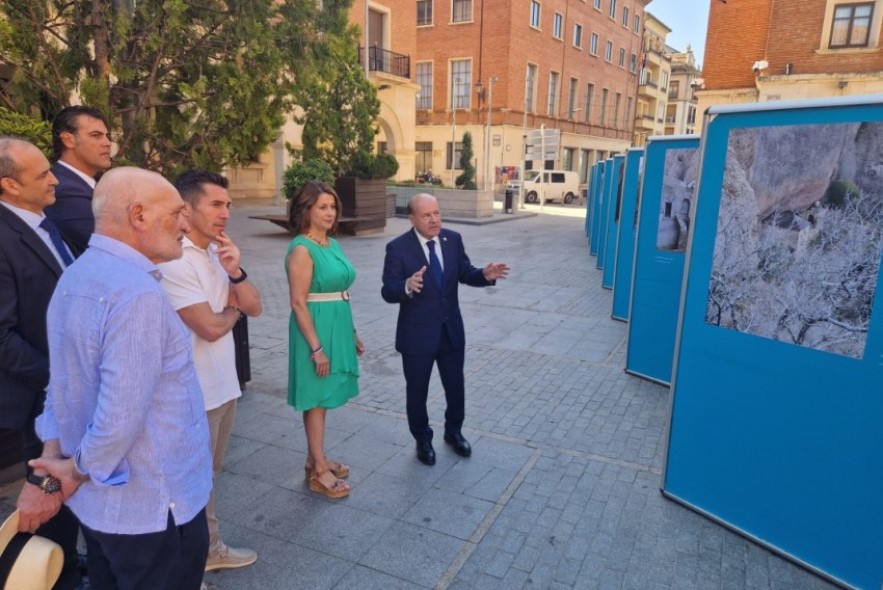 La plaza de San Juan de Teruel acoge una exposición fotográfica de San Juan de la Peña
