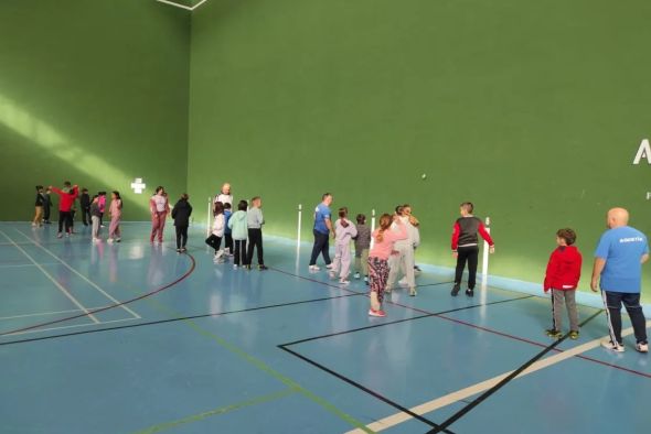 Casi 400 escolares han pasado por las escuelas turolenses de pelota