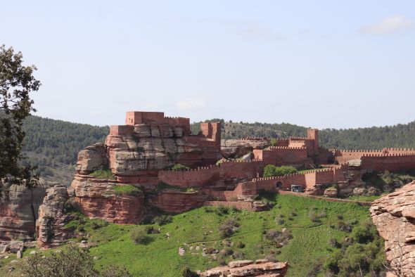 Los Amigos del Castillo de Peracense lanzan una guía de rutas de la zona