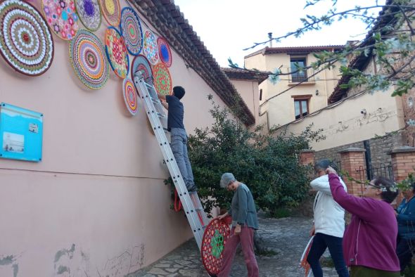 Las ganchilleras de Tramacastilla llenan de colores el verano con propuestas que invitan a soñar