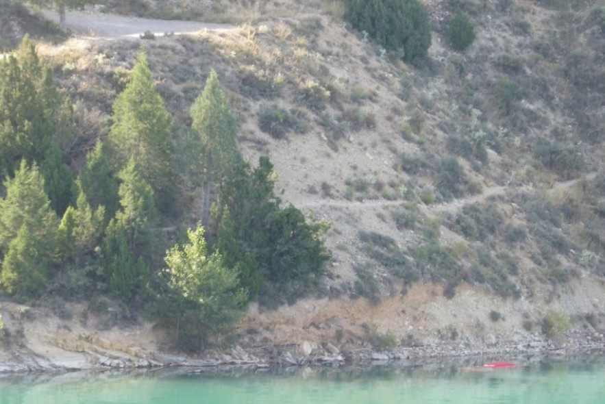 Un turismo se precipita al embalse del Arquillo y sus tres ocupantes salen ilesos