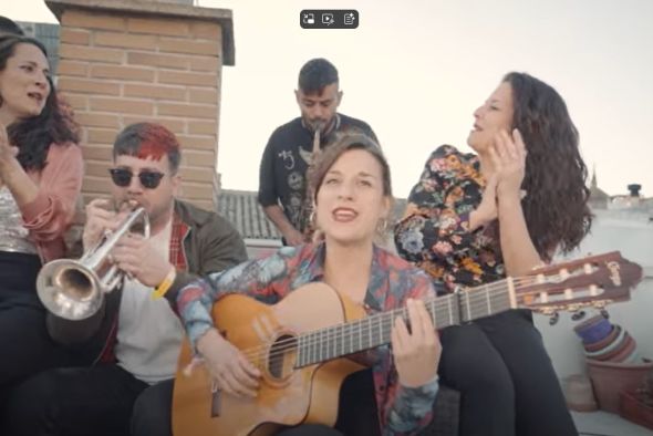 Komando Komare y Artistas del Gremio homenajean a Las Chuches