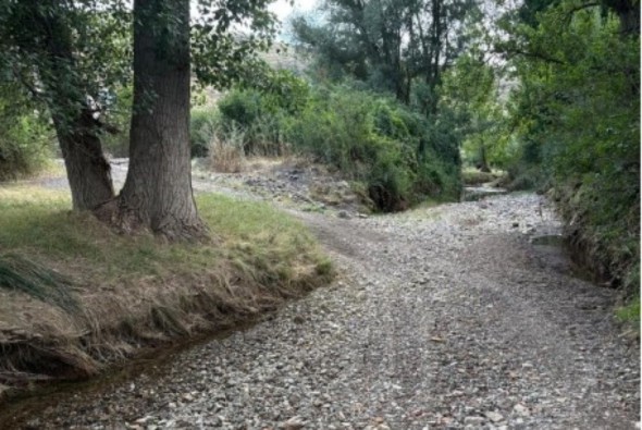 El cauce del río Martín se encuentra lleno  de grava diez meses después de la dana