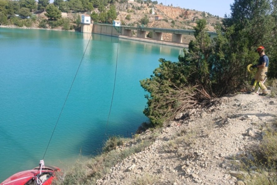 Retiran el vehículo accidentado que cayó hace dos semanas en el embalse del Arquillo