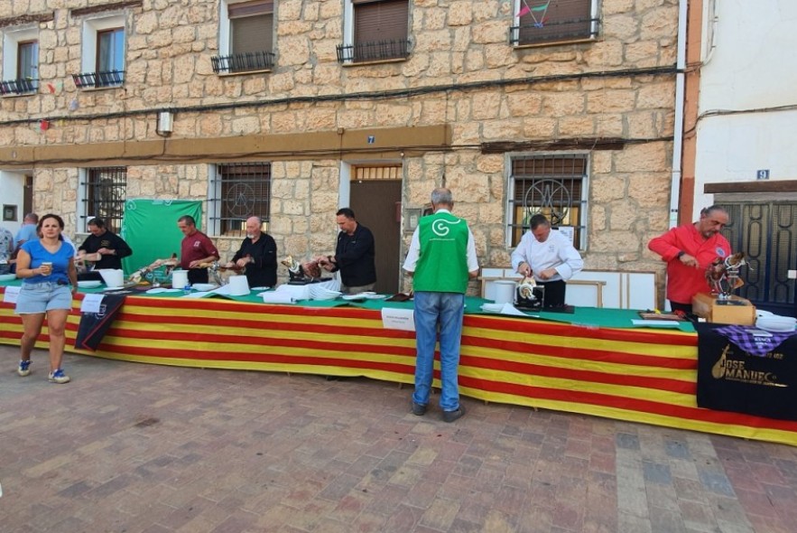 El jamón reúne en Alfambra a más de 500 personas con degustación  y solidaridad en favor del cáncer