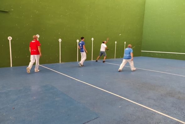 Ababuj disfruta de un encuentro pelotari que une generaciones
