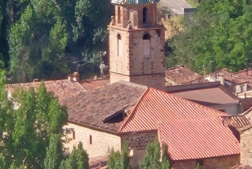 Un agujero en el tejado de la iglesia de Tormón obliga a oficiar la misa fuera del templo