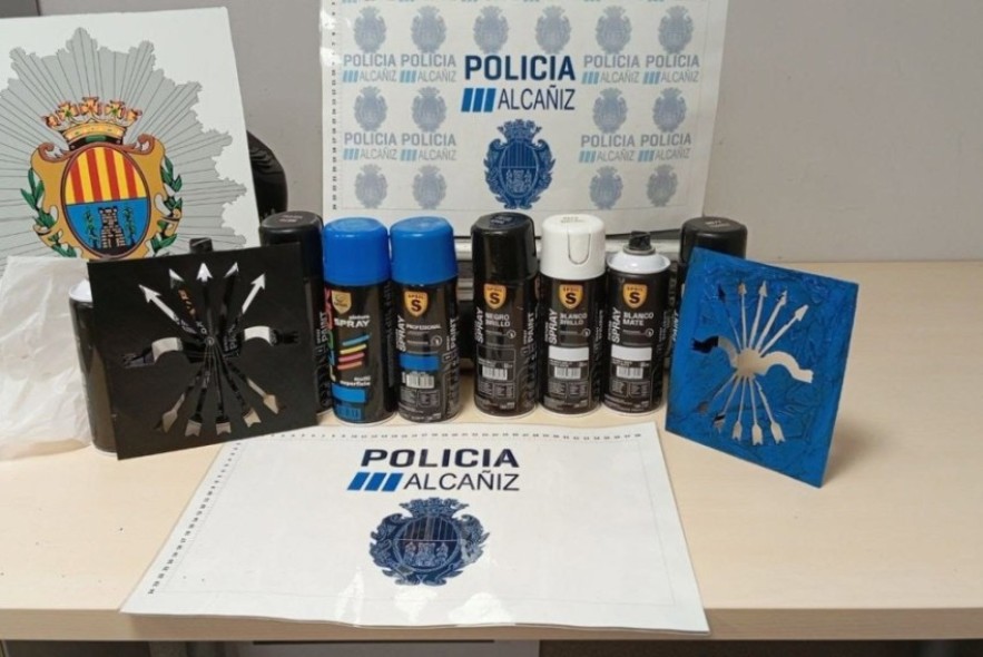 La Policía Local de Alcañiz identifica a los autores de distintas pintadas e incauta pintura y plantillas con simbología falangista