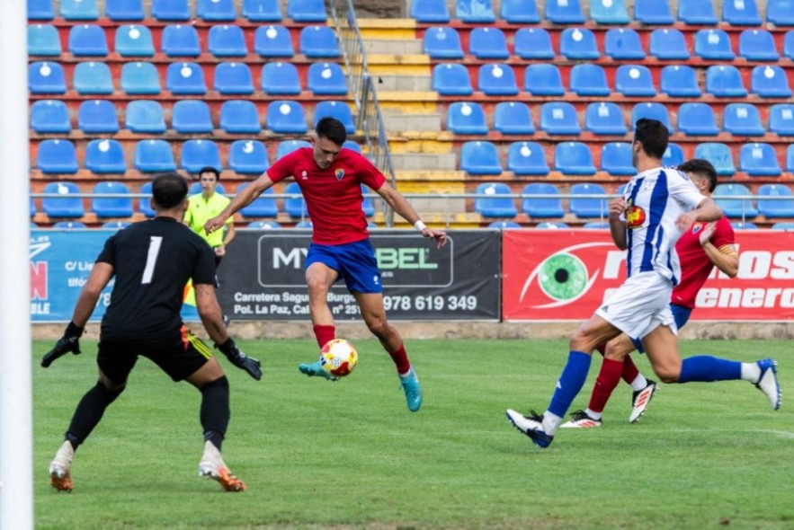 El CD Teruel vuela una hora y simula sufrir al final ante el Ejea