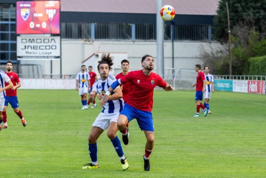 El VAR de Primera RFEF, dos cámaras en cada portería y el monitor entre banquillos