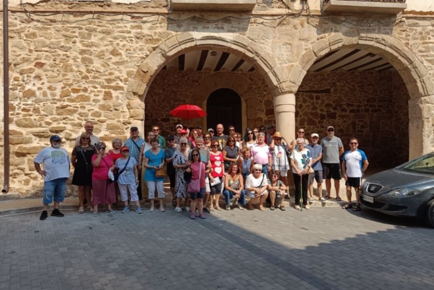 Cerca de 50 vecinos de Escucha recorren el municipio en una visita guiada por sus bienes culturales