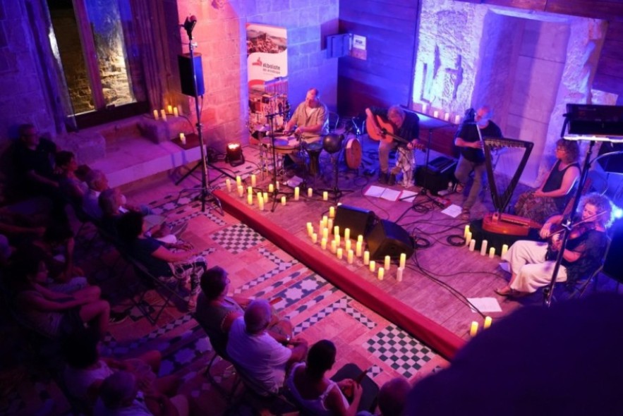 Albalate roza el lleno en el Festival de los Castillos con música, humor y teatro