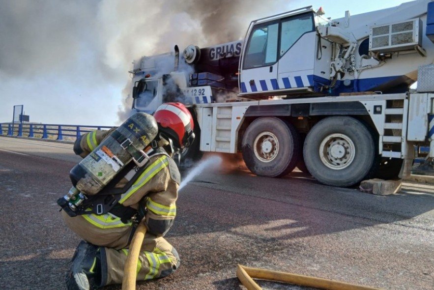 El incendio en un camión grúa provoca afecciones en la A-23 a la altura de Calamocha