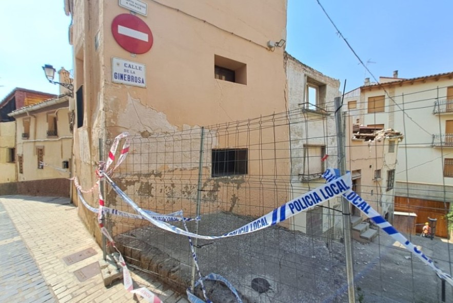Una casa declarada en ruina se derrumba en Alcañiz sin causar daños personales