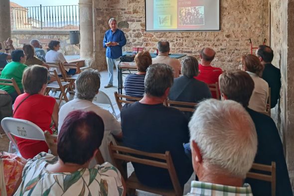 El Trinquete de Cuevas de Almudén acogió la presentación de ‘Aquellos chicos rurales de la Yenka’