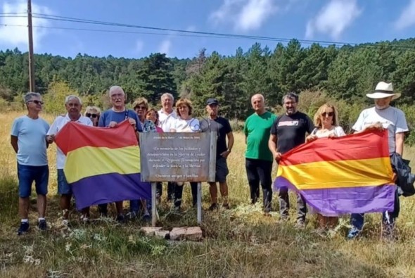 Homenaje a víctimas del franquismo en dos fosas comunes en el monte en Gúdar-Javalambre