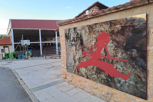 Alacón ya disfruta de los diez murales que ayudan a interpretar sus valiosas pinturas rupestres
