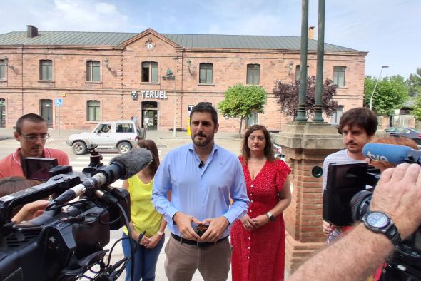 Vox pide replantear los postes que impiden desdoblar  la línea de tren