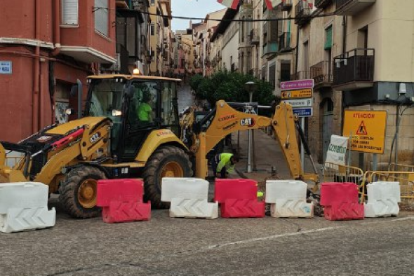 La calle Mayor cierra al tráfico para mejorar el drenaje en los Torreones de Alcañiz